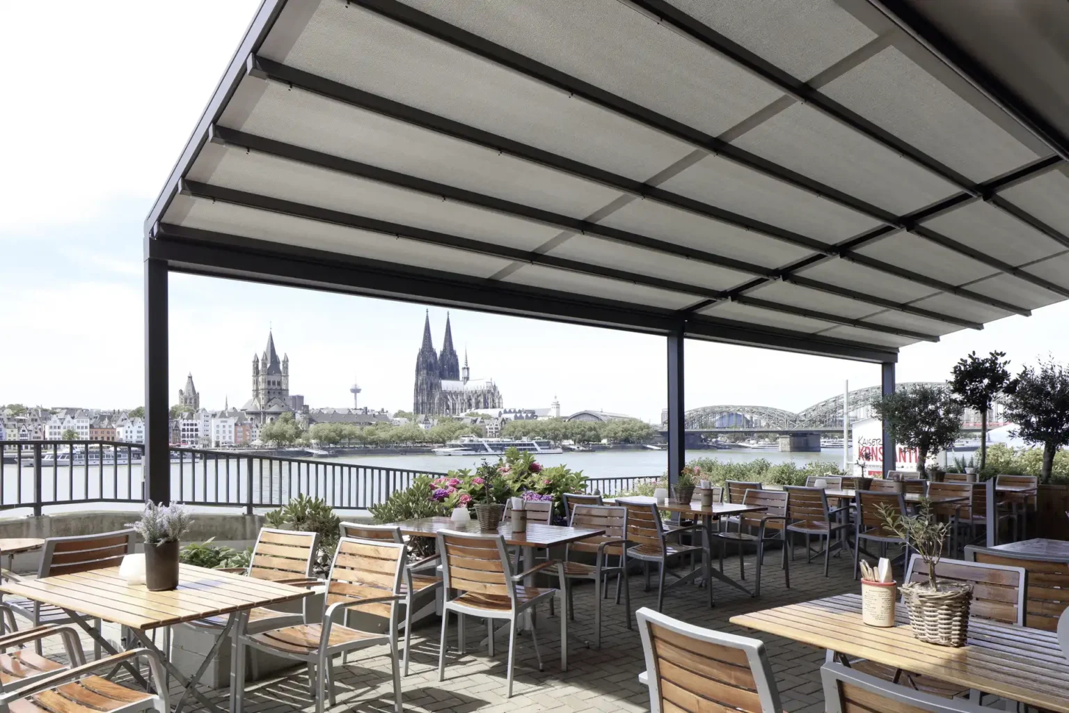 Terrassenmarkise Lamaxa mit Blick auf den Kölnerdom